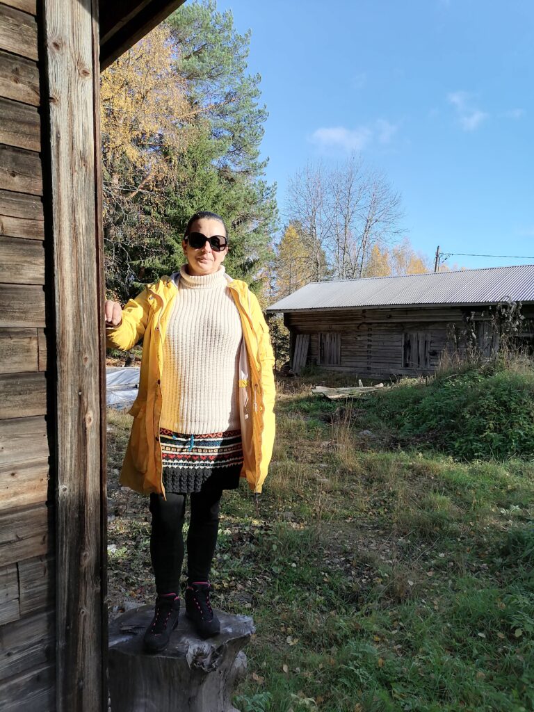 Noora Ylimys omistamansa vanhan torpan pihalla kuvattuna.